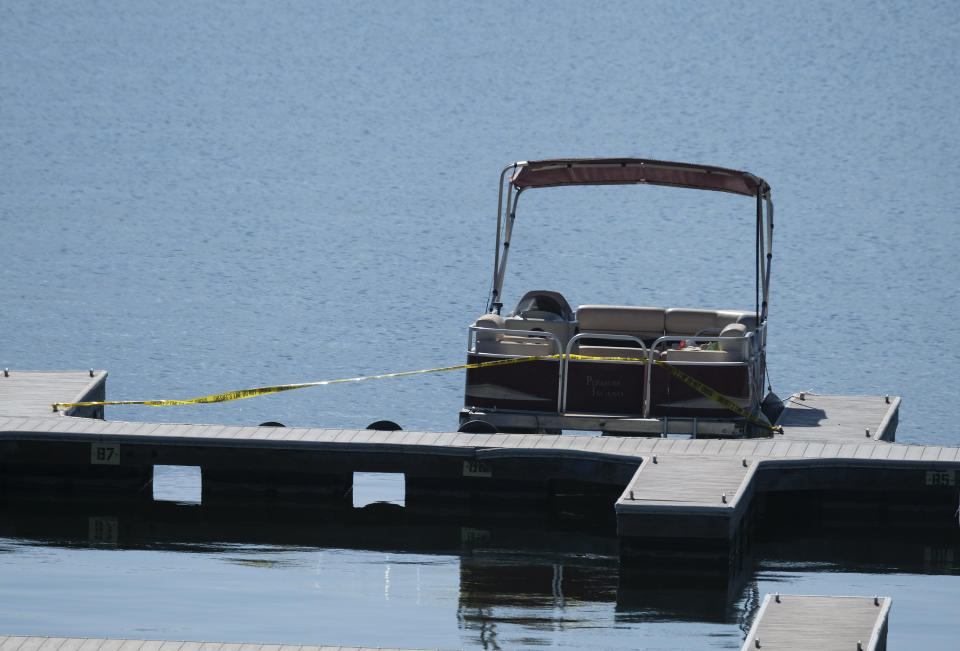 En esta foto del jueves 9 de julio del 2020, un bote con una cinta amarilla de la policía en el Lago Piru, en el sur de California, donde la actriz de "Glee" Naya Rivera desapareció el miércoles. (AP Foto/Ringo H.W. Chiu)