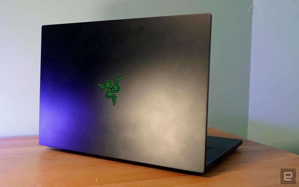 <p>Razer Blade 16 logo view from the back</p>

