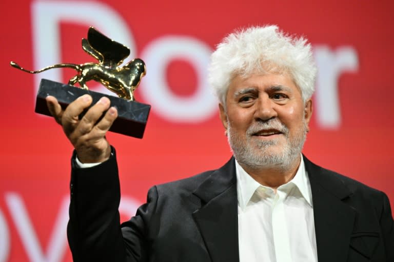 El director español Pedro Almódovar tras ganar el León de Oro en el festival de Venecia el 7 de septiembre de 2024 (Alberto PIZZOLI)