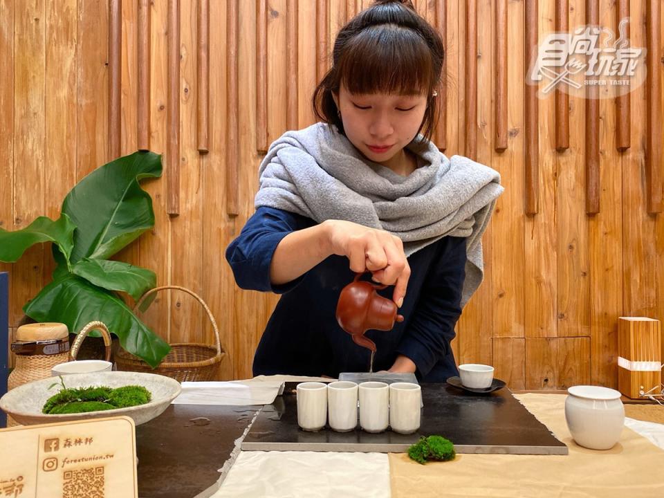 「茶席體驗」由在地茶藝師沖泡高山茶等茶種。