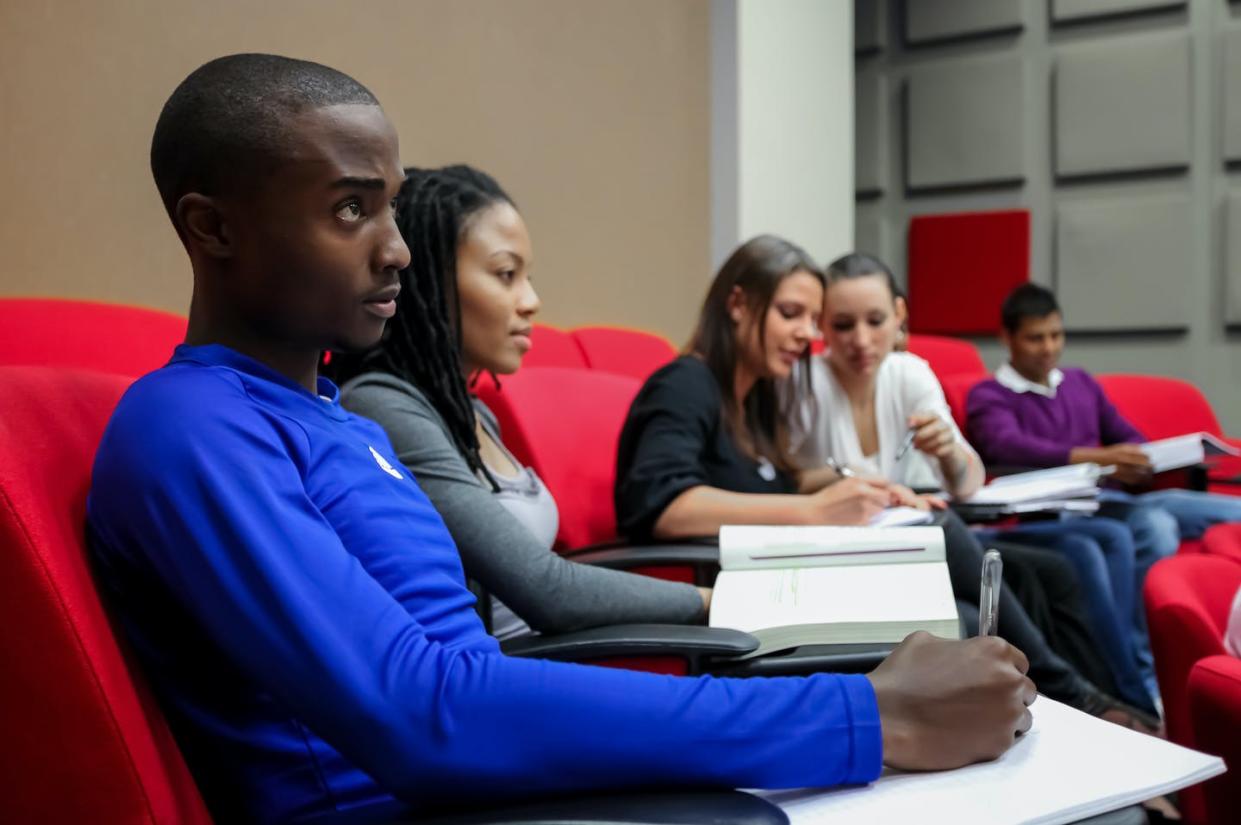 <span class="caption">Estudiantes universitarios en Johanesburgo.</span> <span class="attribution"><a class="link " href="https://www.shutterstock.com/es/image-photo/johannesburg-south-africa-april-17-2012-1268989687" rel="nofollow noopener" target="_blank" data-ylk="slk:Shutterstock /Sunshine Seeds;elm:context_link;itc:0;sec:content-canvas">Shutterstock /Sunshine Seeds</a></span>