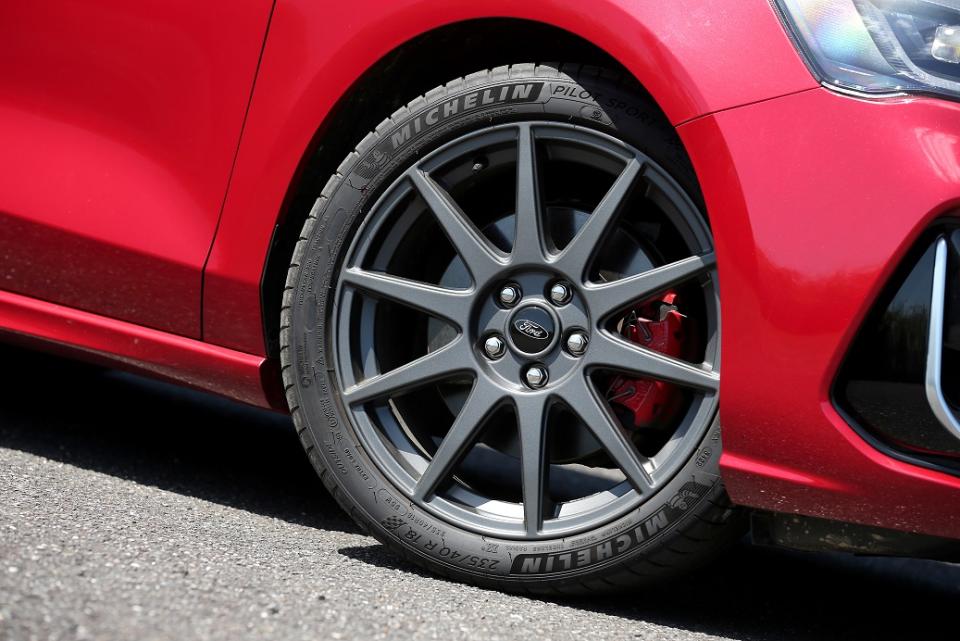 18吋ST Edition輕量旋壓式鋁圈、紅色煞車卡鉗以及Michelin PS4性能跑胎(235/40R18)，皆為頂規ST-Line Vignale車型的標配。