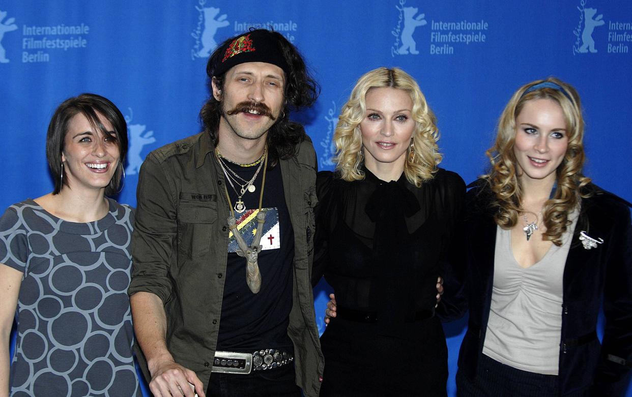 Bildnummer: 52397136  Datum: 13.02.2008  Copyright: imago/Xinhua Regisseurin Madonna (2.v.re.) posiert mit den Schauspielern v.l.n.r.: Vicky McClure, Eugene Hutz und Holly Weston anlässlich eines Pressetermins zum Film - Filth and Wisdom - im Rahmen der 58. Internationalen Filmfestspiele 2008 in Berlin - PUBLICATIONxNOTxINxCHN, Personen , optimistisch , premiumd; 2008, Berlin, Berlinale, Pressetermin, 58. Internationale Filmfestspiele, Schauspieler, Musik, Musikerin, Musikerin, Pop, Sängerin, MacClure, Mc Clure, Mac, lächelt; , quer, Kbdig, Gruppenbild, close, Film, Kunst, Randbild, People o0