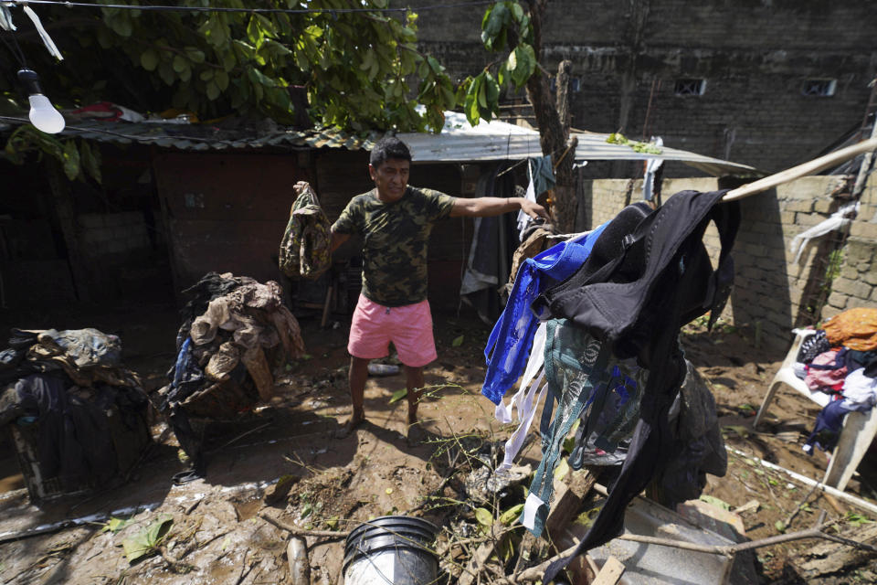 Miguel Cantu muestra el estado de su casa tras el paso del devastador huracán Otis, que arrasó Acapulco, México, el 26 de octubre de 2023. (AP Foto/Marco Ugarte)