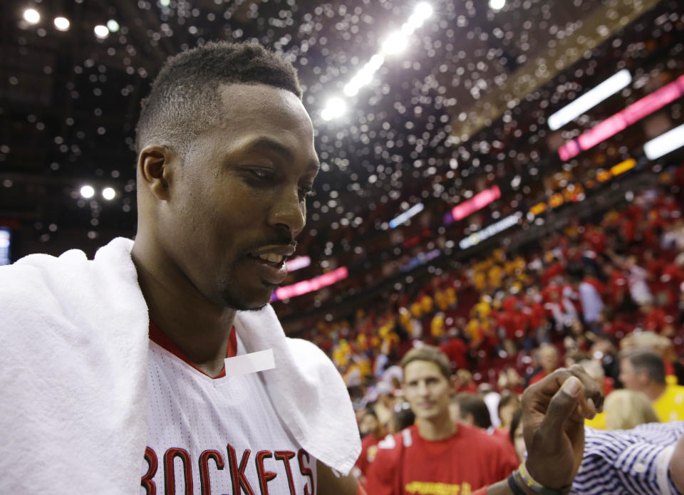 Dwight Howard, de los Rockets de Houston, abandona la cancha el martes 28 de abril de 2015, tras resolver la serie de playoffs frente a los Mavericks de Dallas (AP Foto/David J. Phillip)