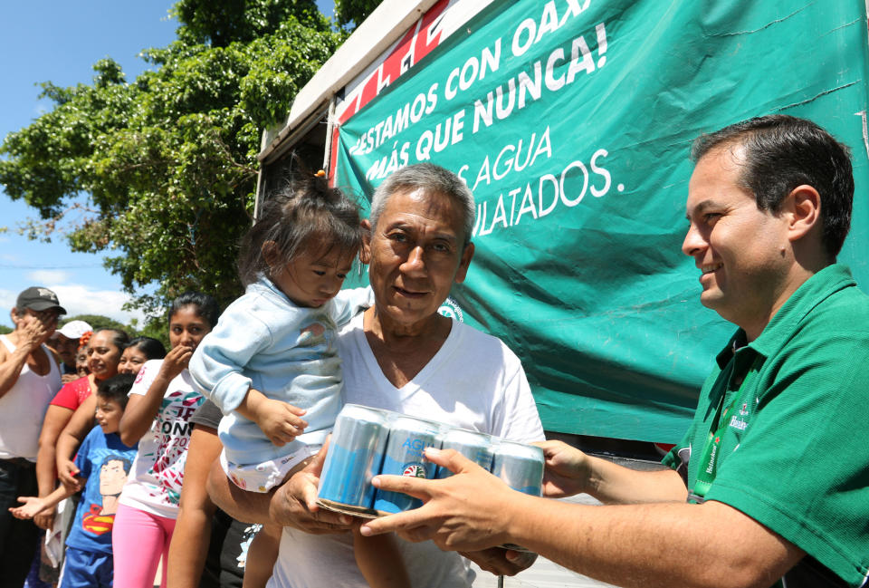 FOTOS: El día que las cervezas Tecate se cambiaron por agua para damnificados del sismo en México