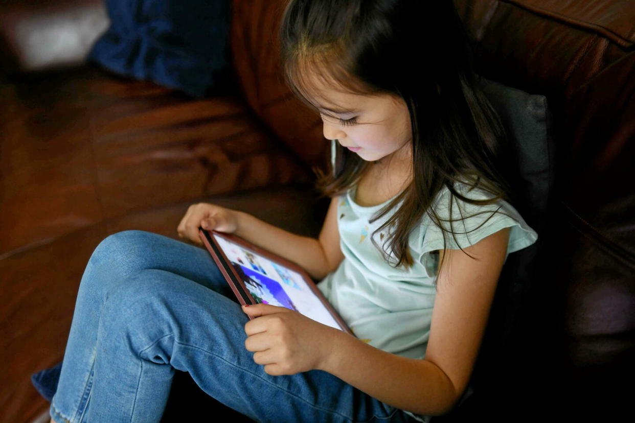 En France, un enfant de deux ans passe en moyenne 56 minutes par jour devant un écran.  - Credit:James Veysey/Shutterstock/SIPA / SIPA / James Veysey//SIPA