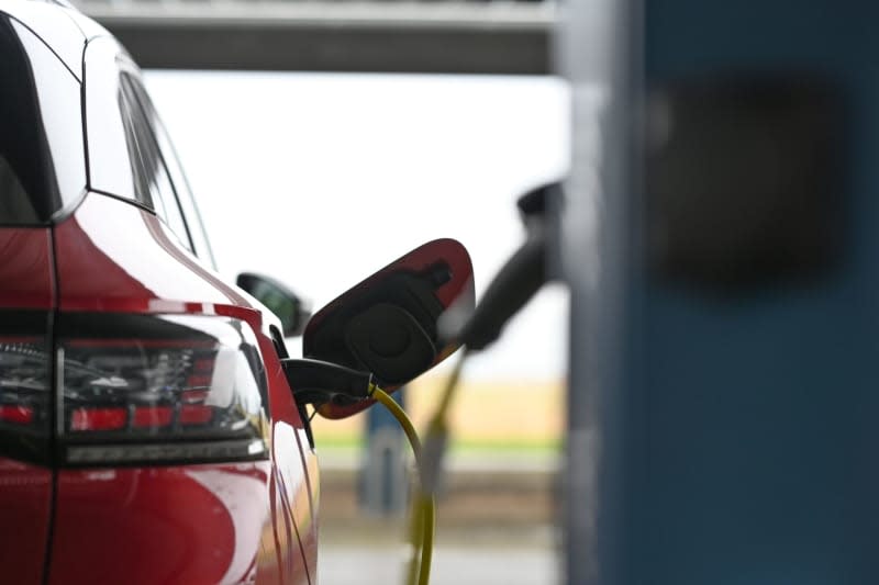 A car charges at a charging station in Lower Saxony's largest charging park for electric cars. The number of electric cars in Germany grew by almost 396,000 last year to just under 1.41 million, according to the Federal Motor Transport Authority. Lars Penning/dpa