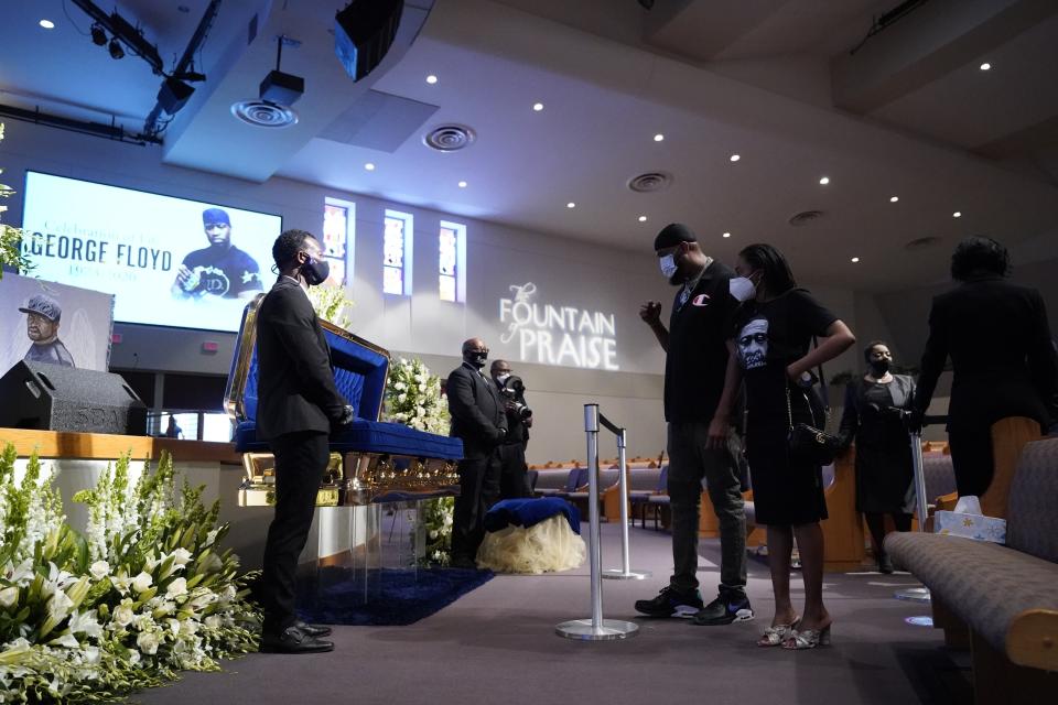 Dolientes ante el ataúd de George Floyd durante una capilla ardiente en la iglesia Fountain of Praise, el lunes 8 de junio de 2020 en Houston. (AP Foto/David J. Phillip, Pool)