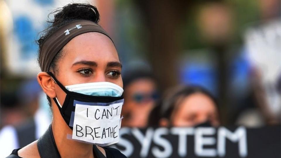 洛杉磯抗議者戴的口罩上寫著：