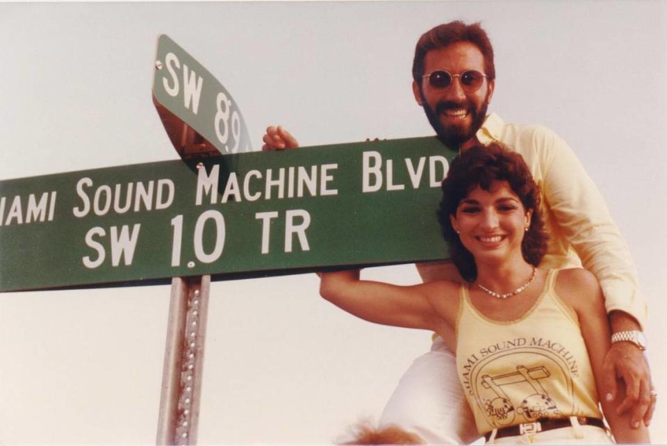 Gloria y Emilio Estefan, hacia 1985, con el letrero de SW 10th Terrace tras el cambio de nombre de la calle.