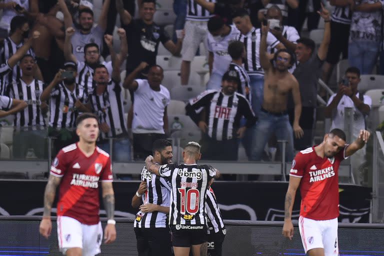 Contracara: el festejo de los futbolistas de Atlético Mineiro y el desconsuelo de los jugadores de River en la Copa Libertadores.