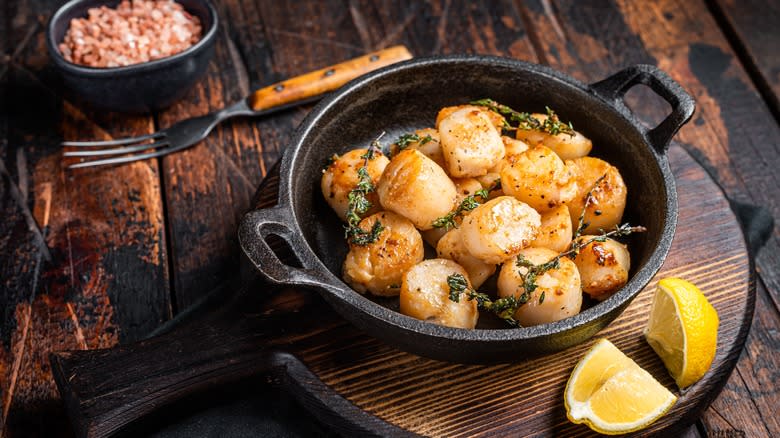 Seared scallops with thyme and lemon