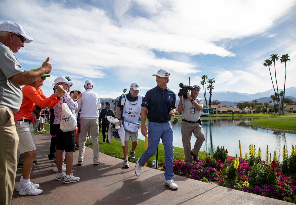 David Toms interacts with fans as he walks to the 18th green during the final round of the Galleri Classic in Rancho Mirage, Calif., Sunday, March 26, 2023. 