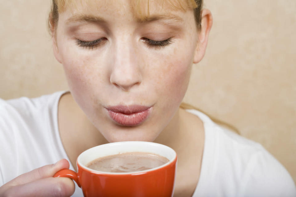 ¿Tu café sabe demasiado amargo? Si hierves cáscara de huevo en él, conseguirás reducir esa sensación. Eso sí, lávala bien y cuélala para no tragarte los pedazos. (Foto de Corbis).