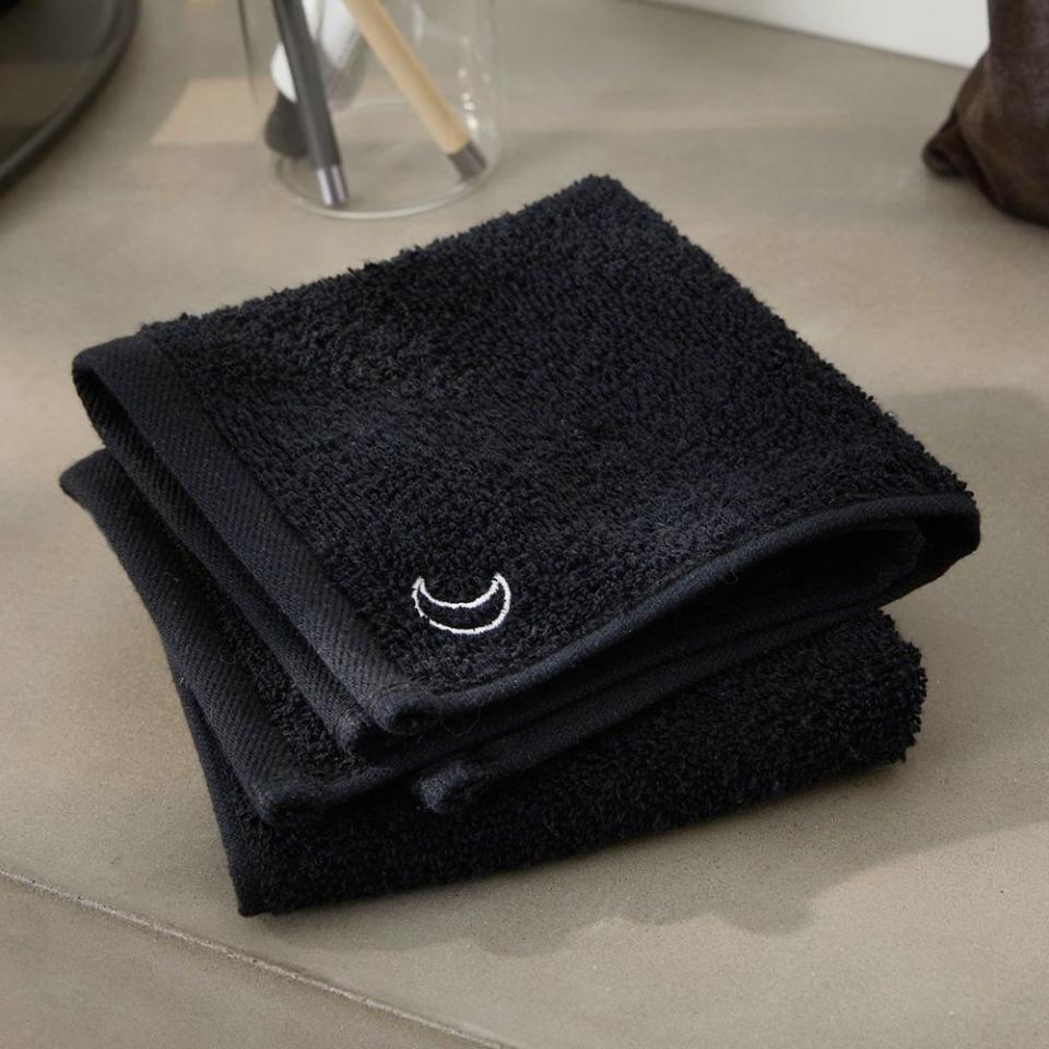 <p><a href="https://go.redirectingat.com?id=74968X1596630&url=https%3A%2F%2Fwww.parachutehome.com%2Fproducts%2Fmakeup-towel-set&sref=https%3A%2F%2Fwww.bestproducts.com%2Flifestyle%2Fg44891822%2Fgifts-for-women-under-50-dollars%2F" rel="nofollow noopener" target="_blank" data-ylk="slk:Shop Now;elm:context_link;itc:0;sec:content-canvas" class="link ">Shop Now</a></p><p>Makeup Towel Set</p><p>parachutehome.com</p><p>$25.00</p>