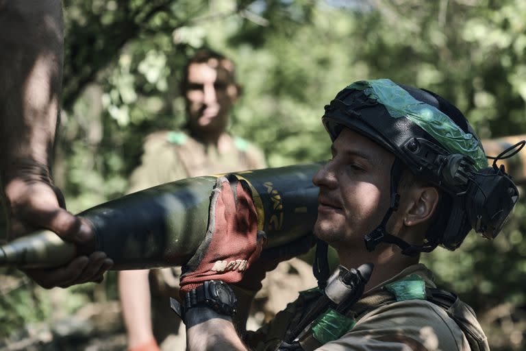 Un soldado ucraniano lleva un misil en un área del frente de batalla en  Bakhmut. (AP/Libkos)