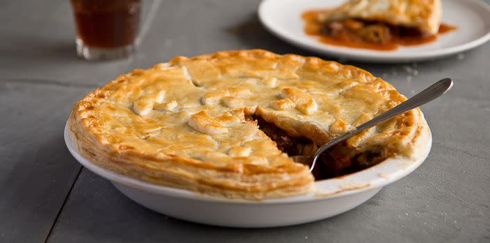 <p>Ajoutez de la bière à n'importe quel plat afin d'obtenir une délicieuse saveur intense. L'absence de viande est loin de poser problème avec cette tarte et les champignons se chargent de lui donner une charmante texture copieuse. </p><p><a rel="nofollow noopener" href="http://demuths.co.uk/rachels-blog/article/mushroom-ale-celeriac-pie" target="_blank" data-ylk="slk:Rendez-vous sur le blog de Rachel pour obtenir la recette complète.;elm:context_link;itc:0;sec:content-canvas" class="link ">Rendez-vous sur le blog de Rachel pour obtenir la recette complète.</a></p>