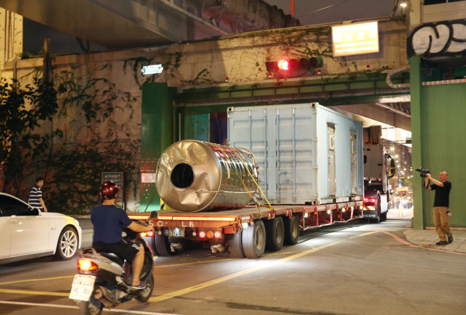 卡努颱風逼近台灣，台北市2日晚間實施水門管制，晚上8時開始拖吊車輛，大型拖板車將停放於河濱貨櫃屋及水塔載離。（姚志平攝）