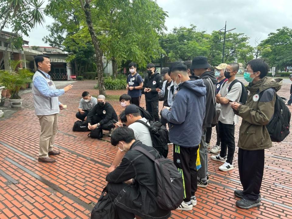 《圖說》尹華忠於宜蘭火車站歡送役男入營報到二。〈宜蘭軍服站提供〉