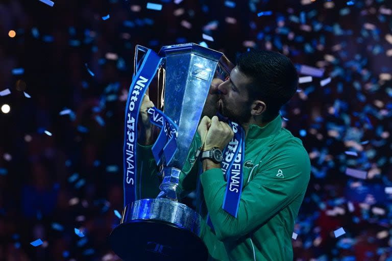 Djokovic besa la copa que lo consagra como campeón del ATP World Finals