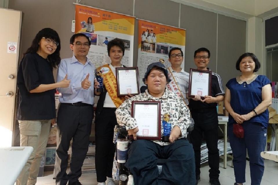 黃柏威同學獲得「第17屆全國身心障礙者技能競賽」「海報設計」類銅牌獎，與其他同學和師長合影  (教育部提供)