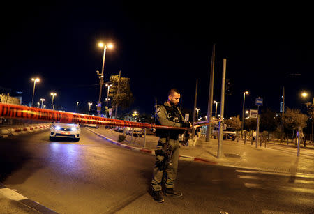 Israeli security forces seal off a street near Jerusalem's Damascus Gate after a suspected stabbing attack, September 18, 2018. REUTERS/Ammar Awad