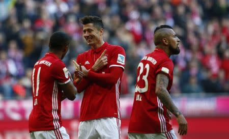 Football Soccer - Bayern Munich v Hamburg SV - German Bundesliga - Allianz Arena, Munich, Germany - 25/02/17 - Bayern Munich's Robert Lewandowski celebrates his second goal v Hamburg SV. REUTERS/Michaela Rehle