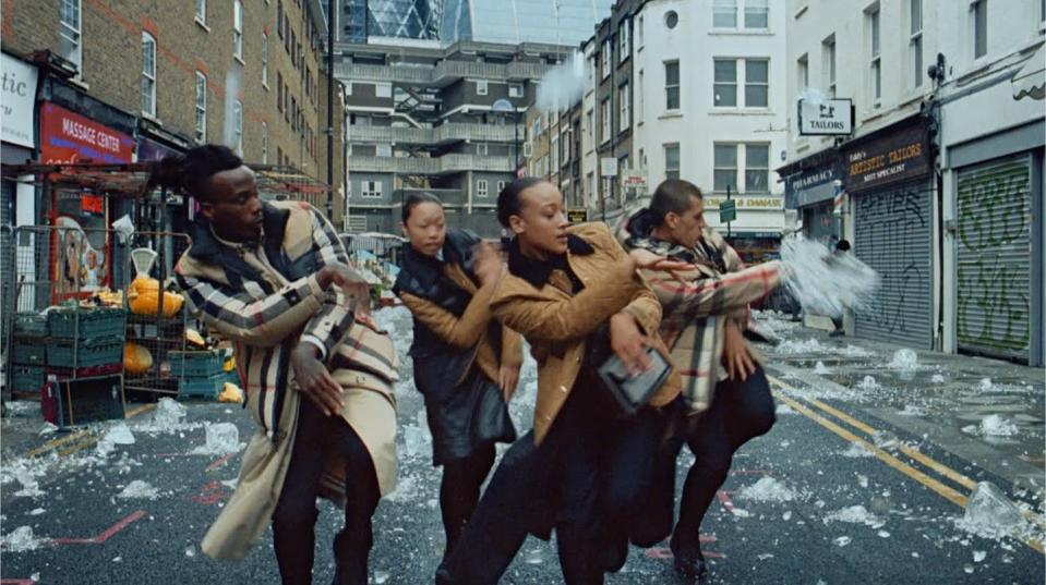 <span class="caption">Imagen de un vídeo promocional de Burberry.</span> <span class="attribution"><a class="link " href="https://www.youtube.com/watch?v=QbmW76Cp4s8" rel="nofollow noopener" target="_blank" data-ylk="slk:Burberry / Youtube;elm:context_link;itc:0;sec:content-canvas">Burberry / Youtube</a></span>