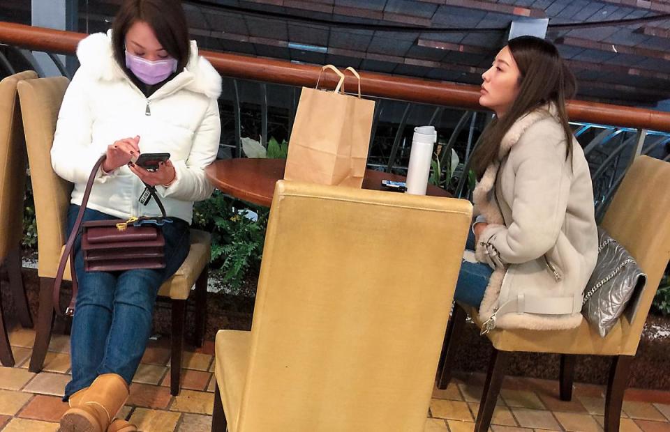 1月11日21：46，吳亞馨（右）與戴著口罩的女子現身京華城，似乎是在等候朋友。