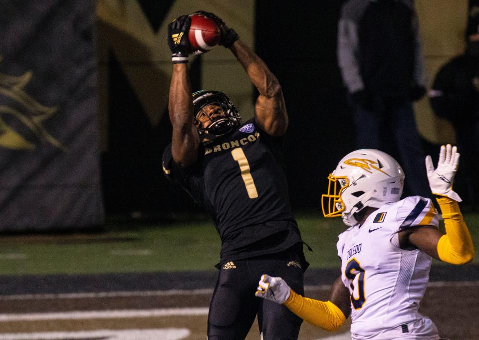 Western Michigan receiver D'Wayne Eskridge catches a pass vs. Toledo on Nov. 11, 2020.