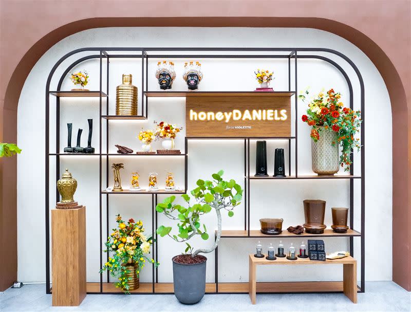 眾多國際精品指定合作對象「honeyDANIELS florist丹尼爾花藝」，運用花藝跨足大型展場佈置，巧妙融合「橘」、「吉」意象創意打造吉祥道主題佈景。（圖／吉祥道提供）