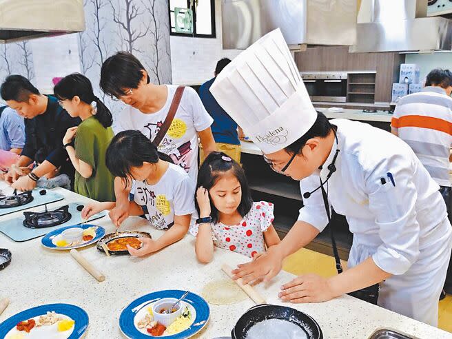 高市府農業局結合農業與餐廳業者，媒合「產地到餐桌」安全食材供業者使用，提供消費者安全飲食，創造政府、業者及消費者三贏。（林雅惠攝）