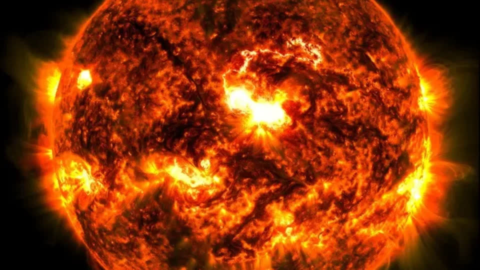 Das Solar Dynamics Observatory der NASA hat am 8. Oktober dieses Bild einer Sonneneruption aufgenommen, die als heller Blitz in der Mitte der Sonnenscheibe zu sehen ist. - SDO/NASA