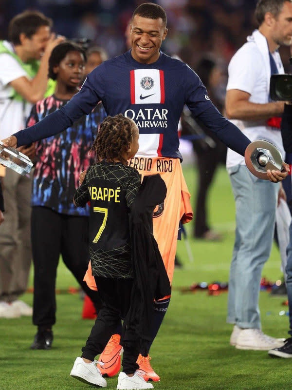 Mbappé con su sobrino