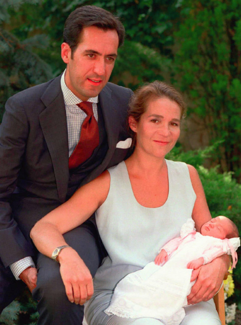 <p>Así nos presentaban la infanta Elena y Jaime de Marichalar a su hija días después de su nacimiento el 9 de septiembre de 2000 en la clínica Ruber Internacional de Madrid. Victoria Federica era la primera hija de los reyes don Juan Carlos y doña Sofía. (Foto: Gtres). </p>