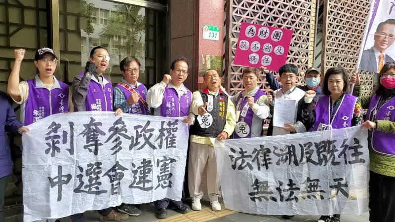 ▲台灣維新召集人蘇煥智陪同黃秀龍、張幸松，向北檢按鈴，控中選會主委李進勇涉妨害選舉（圖／讀者提供，2023.12.20）