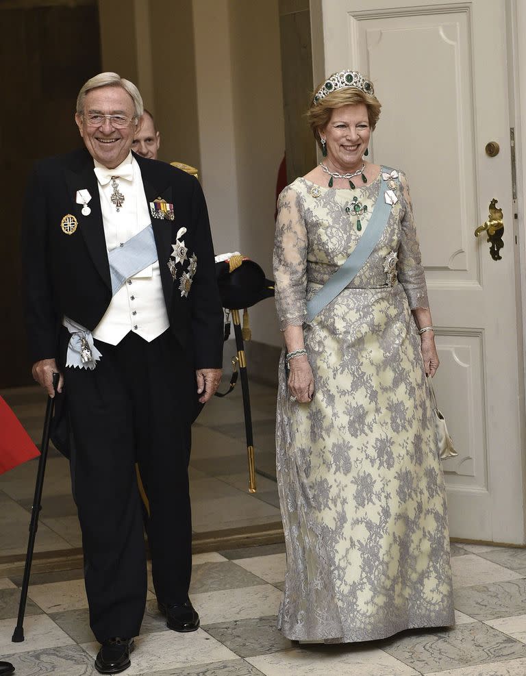 El exrey Constantino II y la reina Anne-Marie llegan a una cena de cumpleaños en el castillo de Christiansborg en Copenhague para celebrar el 75 cumpleaños de la reina Margarita II de Dinamarca, el 15 de abril de 2015. (Nils Meilvang/Ritzau Scanpix via AP, File)