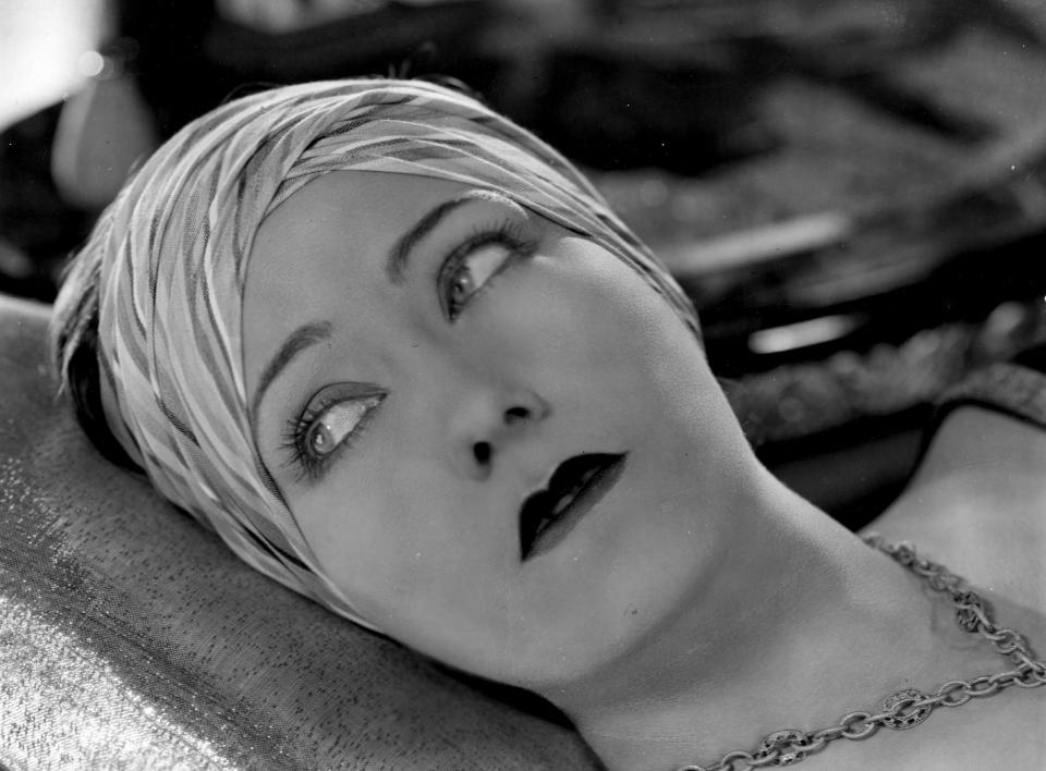 <p>Der Orient war ein beliebtes Motiv im schwarz-weißen Hollywood. Im Gegensatz zum glamourösen Haremsstyle trägt Stilqueen Gloria Swanson die sportliche Variante: Ein Stirnband im Streifenlook, lässig zum Turban gewickelt. </p>