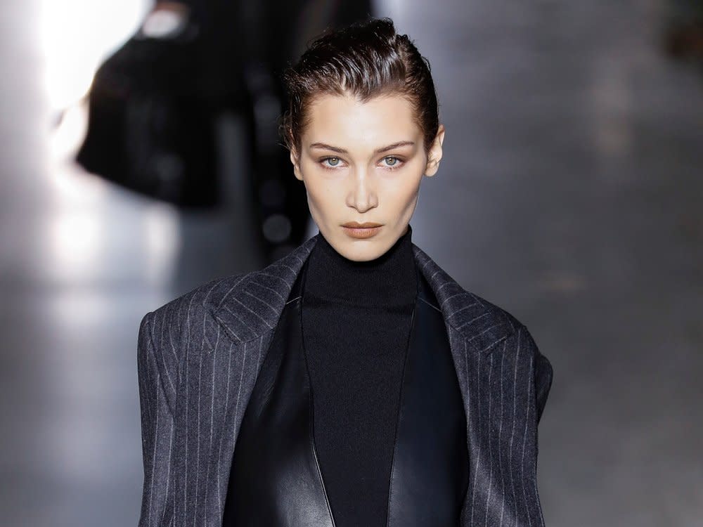 Bella Hadid trägt Männermode besser als die meisten Männer, findet die britische "GQ". (Bild: FashionStock.com/Shutterstock)