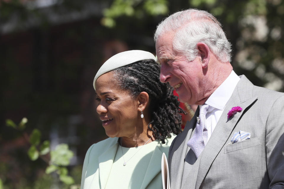 <p>Meghans Mutter Doria Ragland und Harrys Vater Prinz Charles traten gemeinsam vor die Kapelle. (Bild: Getty Images) </p>