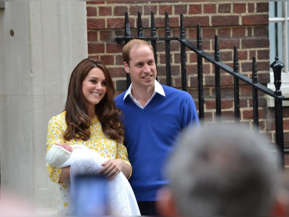 Am 2. Mai 2015 präsentierten Kate und William ihre Tochter stolz der Weltöffentlichkeit. (Bild: Kozakiewicz/Shutterstock.com)