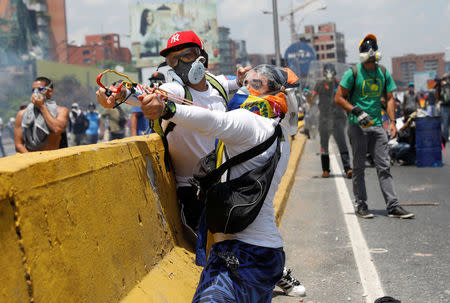 Partidarios de la oposición chocan con las fuerzas de seguridad durante una manifestación contra el presidente de Venezuela Nicolás Maduro, en Caracas. REUTERS/Carlos Garcia Rawlins