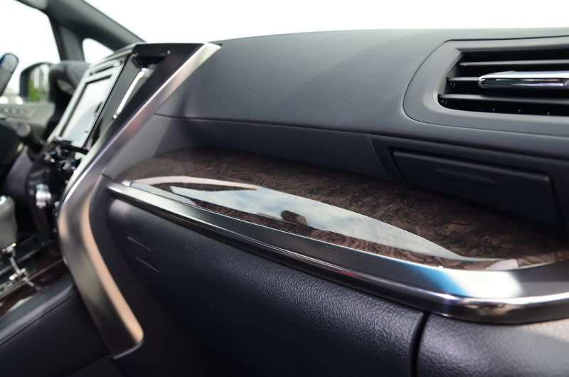 副駕駛座前方與車門板處的內飾板改採更典雅的深色木紋系列