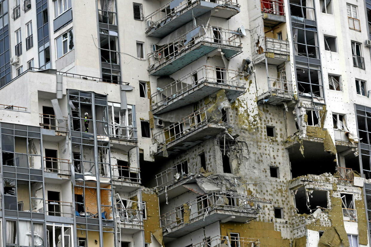 Un secouriste inspecte un appartement d'un immeuble touché par une frappe russe à Kharkiv, en Ukraine, le 14 mai 2024.  - Credit:Valentyn Ogirenko / REUTERS