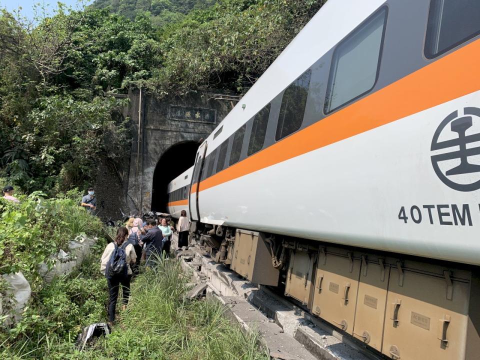台鐵太魯閣號408車次2021年4月2日於花蓮縣大清水隧道出軌，造成慘重死傷。(資料照片／消防署提供)