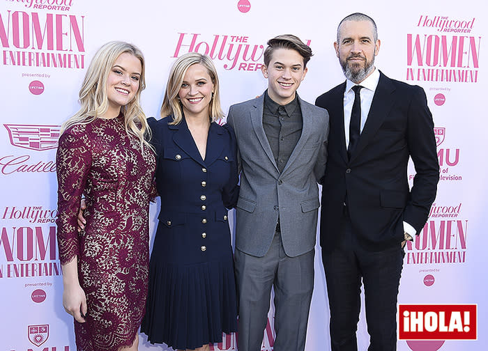 Reese Witherspoon con sus hijos Ava y Deacon y su marido, Jim Toth