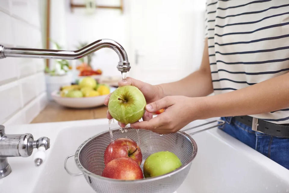 Lavar a casa de frutas e legumes é fundamental para reduzir o risco de ingerir agrotóxicos (Imagem: Gpointstudio/Envato)