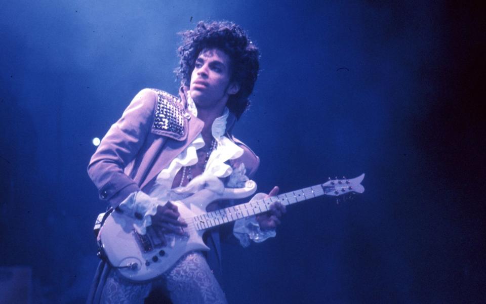"Produced, Arranged, Composed and Performed by Prince", so stand es schon auf seinem allerersten Album: Prince spielte vom Schlagzeug über Bass und Gitarre bis zum Keyboard fast alle Instrumente selbst ein. Und er ist ein echter Könner: Auf der "Rolling Stones"-Liste der größten Gitarristen aller Zeiten etwa belegt er Platz 33. (Bild: Michael Ochs Archives/Getty Images)