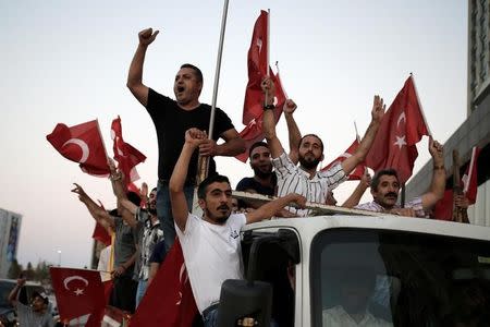 Supporters of Turkish President Tayyip Erdogan shout slogans on the back of a truck during a pro-government demonstration on Taksim square in Istanbul, Turkey, July 16, 2016. REUTERS/Alkis Konstantinidis